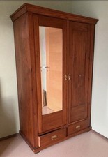 Antiker Kleiderschrank um