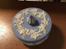 Wedgwood Jasperware Dose u. Deckel blau m. weißen Dekor. Neo—klassisch England