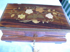 Schmuckschattule Holz mit vier Füßen,  Spieluhr, Intasien im Deckel,