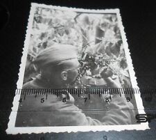 Altes Foto Soldat mit Fernglas Optik Okular,WK II, Beobachtungsposten Rußland