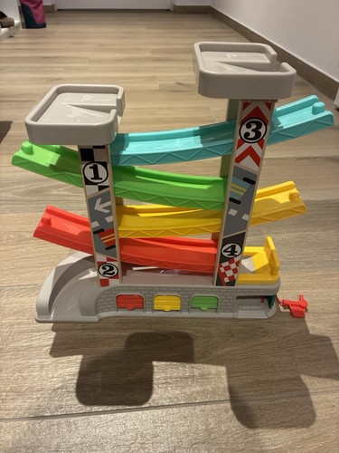 Kinder parkgarage mit rennbahn - kinder,