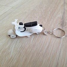 Hot Wheels Schlüsselanhänger Vespa weiß Italien Dolce Vita Motorrad Roller 125er