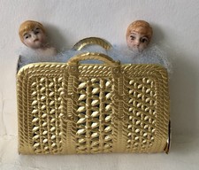 Goldenes Täschchen aus Dresdner Pappe mit zwei antiken Puppentorsos Nr. 2