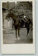39803171 - Deutscher Kavallerist in Uniform mit Schirmmuetze zu Pferde