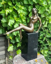 Bronzefigur Frau nackt auf Marmor Sockel 33x25cm Deko aus Bronze Aktfigur Statue