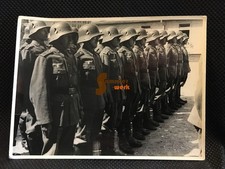 altes Foto WK2 WW2 angetretene Wehrmacht Soldaten/ mit Stahlhelm M16 mit Emblem