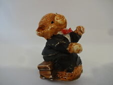 Tiere / Bärchen aus Kunstharz / Bärchen sitzend auf Bank - 50 mm Groß