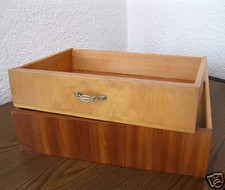 2 verschiedene alte Schubladen