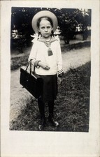 Foto Ak Mädchen mit Matrosenkragen und Schultasche, Portrait - 4243979