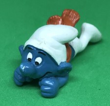 SCHLUMPF MIT ROTEM SCHAL