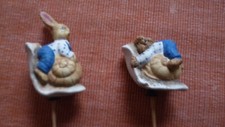 2 Hasen auf einer Schnecke-auf Holzstecker für Ostergesteck,Keramik,gebraucht