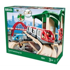 Brio-Personenzug mit Bahnhof