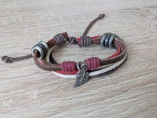Armband aus Leder mit bunten Stofffäden 