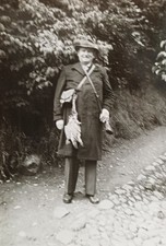 Jäger steht stolz mit Gewehr