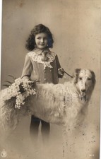 Mädchen mit Hund, Windhund