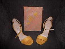 Acryl Bildchen und Damen Pumps