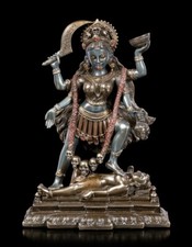 Kali Figur tanzt auf Shiva -