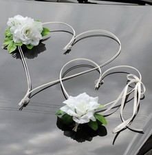 Hochzeitsauto Brautpaar Brautauto Autoschmuck Autodeko Rattanherzen Rosen Creme