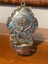 Votivgabe  Weihwasserbecken um