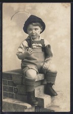 Kleiner Junge raucht eine Pfeife, Ansichtskarte 1917 