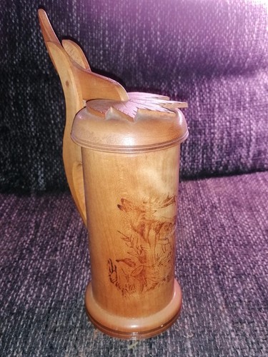Retro bierkrug aus holz - aus, mit