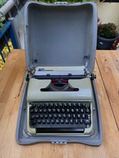 Vintage- Schreibmaschine Olympia im Koffer