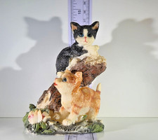 Katzenpaar auf Baumstamm, Deko Figuren, sehr Detailreich,