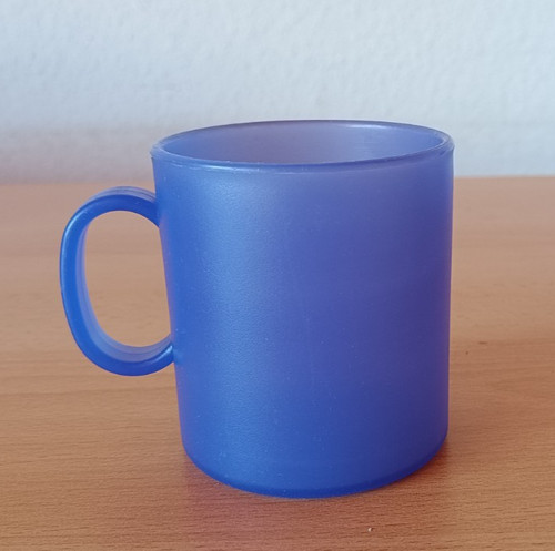 Blaue tasse aus kunststoff - blaue,