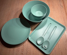 CROFTON Geschirr aus recyceltem Kunststoff, grün, Teller, Schüsselchen, 6 Pers.