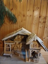 Große Krippe aus Holz mit  Krippen Figuren