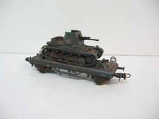 Panzerfahrzeug  auf Flachwagen