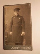 Soldat oder Beamter in Uniform