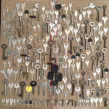 Biete zum Verkauf von Privat Konvolut mit ca. 200 verschiedenen Schlüsseln