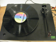 Rega Planar 2 , Plattenspieler - Schwarz , Plattenteller aus Glas .