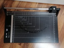 Papierschneidemaschine /