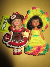 B2176) ZWEI RARE ORIGINALE BARBIE SHELLYS MATTEL IN FEINER HÄKEL-KLEIDUNG+SCHUHE