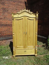 Kleiderschrank Weichholz , mit geschnitzter Krone ,  Wäscheschrank , Regalböden