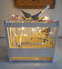 Alter Vogelkäfig weihnachtlich,  mit 3 kleinen Glasvögeln und Lichterkette.