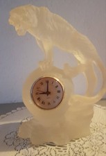 Tiger auf Weltkugel mit Uhr