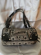 Glamour Schultertasche mit schwarzen Lederdetails und Nieten