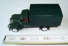 großer dunkelgrüner Framo mit Plane