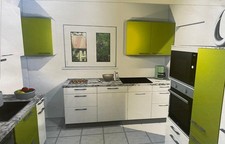 Voll ausgestattete Einbauküche mit Geräten