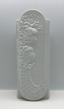 Kaiser Porzellan Vase mit Frauen Blumen Relief, Design Manfred Frey Höhe 25,5 cm