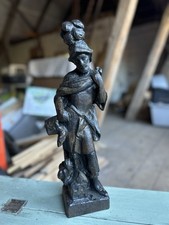 Fein geschnitzter Schutzpatron