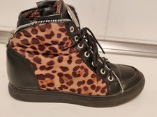 Stiefeletten schwarz mit Leo, Schnürstiefel, Keilabsatz hinten höher, Größe 40