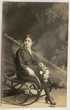 orig. Foto AK Dame um 1930 Stuhl Thonet Schaukelstuhl Design