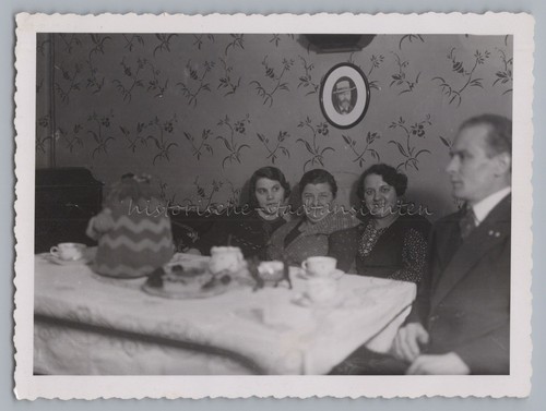 Personen vor tapete mit - personen,