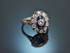 ART DECO RING MIT SAPHIREN UND DIAMANTEN AUS PLATIN UM 1925