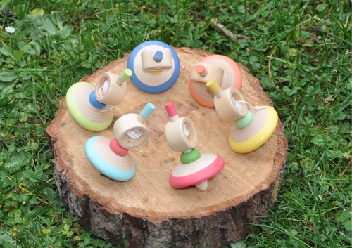 Kreisel aus holz mit - holz, /
