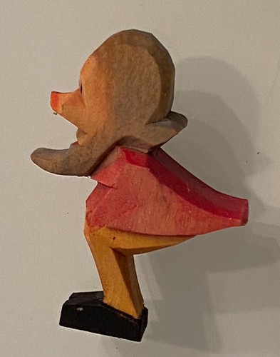 Alte holzfigur zwerg - holzfigur,